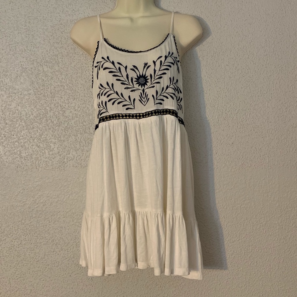 BP white with blue floral embroidery tank - Picture 1 of 4
